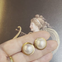 Carica e avvia il video nel visualizzatore di galleria, Orecchini con perle Mabe in oro anni ‘40/‘50

