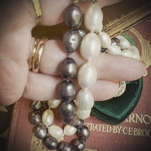 Carica e avvia il video nel visualizzatore di galleria, Collana vintage con un filo di perle scaramazze nere e uno bianco. Chiusura in oro, corallo e rosette di diamanti
