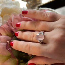 Carica l&#39;immagine nel visualizzatore di Gallery, Anello in oro giallo con quarzo rosa e foglie con brillanti
