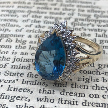 Carica l&#39;immagine nel visualizzatore di Gallery, Cocktail ring in oro giallo e grande goccia di topazio azzurro contornata di brillanti
