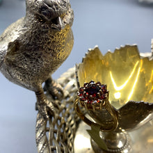 Carica l&#39;immagine nel visualizzatore di Gallery, Anello vintage in oro con margherita di granati
