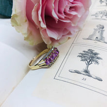 Carica l&#39;immagine nel visualizzatore di Gallery, Anello vintage inglese in oro giallo romantico con zaffiri rosa e diamanti
