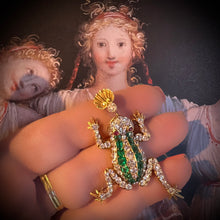 Carica l&#39;immagine nel visualizzatore di Gallery, Pendente vintage rana con smeraldi, diamanti e rubini
