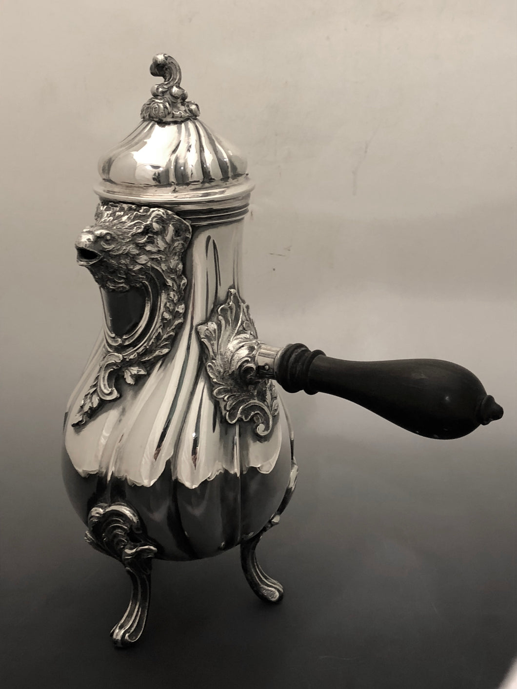 Caffettiera in argento con versatoio a testa di rapace e manico a bacchetto in ebano tornito. Milano 1890-1900