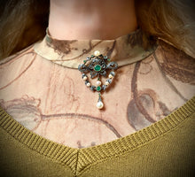 Carica l&#39;immagine nel visualizzatore di Gallery, Spilla antica in oro, argento, diamanti, smeraldi, perle
