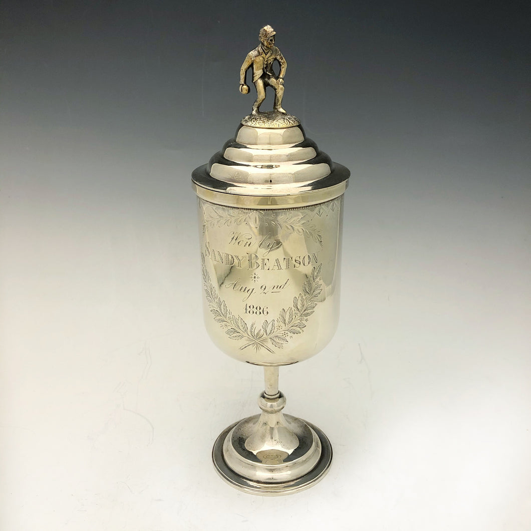 Coppa trofeo del 1886 con coperchio a presa raffigurante il giocatore di bocce