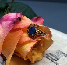 Carica l&#39;immagine nel visualizzatore di Gallery, Anello vintage in oro, a fiore con opale di fuoco blu contornato da opali di fuoco arancio
