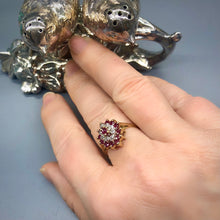 Carica l&#39;immagine nel visualizzatore di Gallery, Anello vintage in oro con rubini e diamanti
