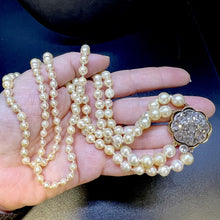 Carica l&#39;immagine nel visualizzatore di Gallery, Collana a due fili di perle, chiusura oro e rosette diamanti
