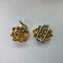 Carica l&#39;immagine nel visualizzatore di Gallery, Meravigliosi orecchini in oro giallo e bianco 18 kt smeraldi zaffiri rubini e diamanti. Italia anni ‘40/‘50
