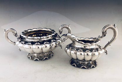 Set da tè e caffè in argento con rarissima base a gonnellino realizzato in fusione cesellata. Completo di lattiera e zuccheriera con cornature interne.  Edward, Edward junior, John & William Barnard Londra 1830