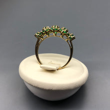 Carica l&#39;immagine nel visualizzatore di Gallery, Anello vintage in oro fascia sfalsata  di smeraldi
