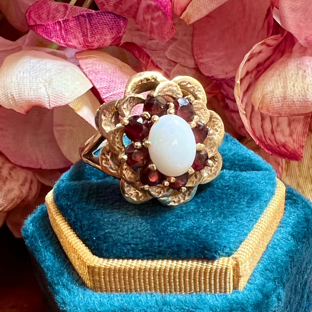 Anello vintage con opale bianco e granati