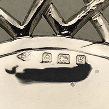 Carica l&#39;immagine nel visualizzatore di Gallery, Cesto in argento traforato a cesello e sbalzato. S. Glass, Birmingham 1906
