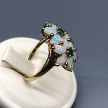 Carica l&#39;immagine nel visualizzatore di Gallery, Anello inglese vintage a doppio fiore con opali e smeraldi
