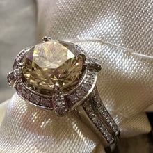 Carica l&#39;immagine nel visualizzatore di Gallery, Anello in oro con diamante naturale fancy yellow da 1.46 carati e totale 1.80 certificato IGL
