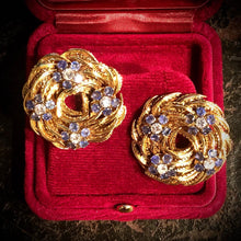Carica l&#39;immagine nel visualizzatore di Gallery, Originali e importanti 1950 orecchini italiani in oro 18 carati con diamanti e zaffiri
