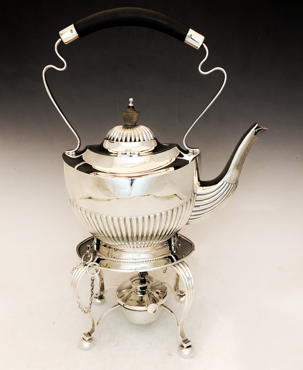 Tea kettle in argento e ebano dal design sobrio “Queen Anne”.  Realizzato da Joseph Gloster a Birmingham nel 1918