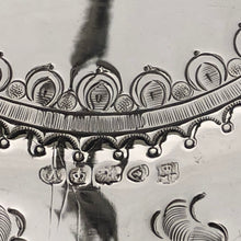 Carica l&#39;immagine nel visualizzatore di Gallery, Antico e raro modello di cesto in Sheffield plate eseguito a sbalzo, fusioni, cesello e bulino. Inghilterra circa 1870
