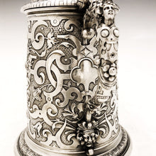 Carica l&#39;immagine nel visualizzatore di Gallery, Bellissimo tankard in argento sbalzato con manico muliebre in fusione. Germania fine ‘800
