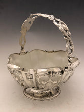 Carica l&#39;immagine nel visualizzatore di Gallery, Cesto in argento con vetro lattimo e manico basculante. Vienna metà ‘800
