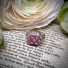 Carica l&#39;immagine nel visualizzatore di Gallery, Anello vintage con zaffiri rosa e diamanti
