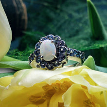 Carica l&#39;immagine nel visualizzatore di Gallery, Anello con accostamento soave di opale ovale cabochon contornato da tanzaniti - oro bianco 10 carati
