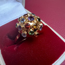 Carica l&#39;immagine nel visualizzatore di Gallery, Anello “sputnik” anni ‘60 in oro 18 carati e gemme di colore: citrino, ametista, topazio azzurro, olivina, iolite, tormalina…

