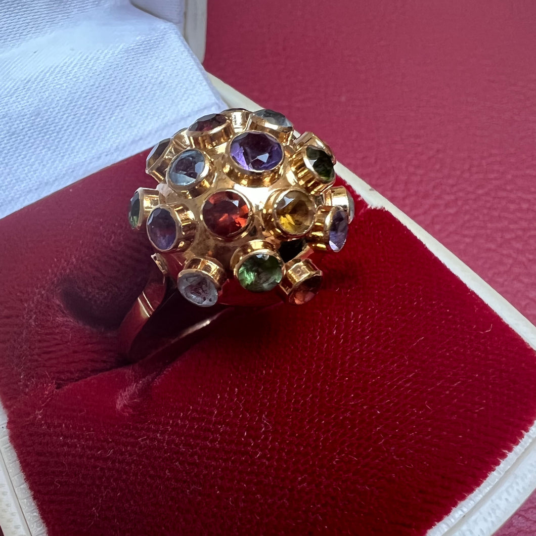 Anello “sputnik” anni ‘60 in oro 18 carati e gemme di colore: citrino, ametista, topazio azzurro, olivina, iolite, tormalina…