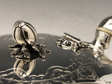 Carica l&#39;immagine nel visualizzatore di Gallery, Bellissima teiera vittoriana, incisa a mano. Realizzata in argento da Henry Holland a Londra nel 1873
