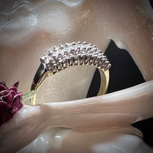 Carica l&#39;immagine nel visualizzatore di Gallery, Anello  in oro con fascia di diamanti a baguette e rotondi
