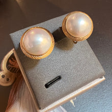 Carica l&#39;immagine nel visualizzatore di Gallery, Orecchini con perle Mabe in oro anni ‘40/‘50
