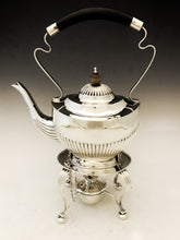 Carica l&#39;immagine nel visualizzatore di Gallery, Tea kettle in argento e ebano dal design sobrio “Queen Anne”.  Realizzato da Joseph Gloster a Birmingham nel 1918
