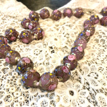 Carica l&#39;immagine nel visualizzatore di Gallery, Collana con 28 vecchie perle fiorate veneziane a lume
