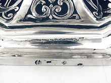 Carica l&#39;immagine nel visualizzatore di Gallery, Antica alzata centrotavola in argento a coppa con manici laterali e fregio frontale. Realizzata con fusioni, sbalzo, traforo e cesello in Germania verso la fine ‘800
