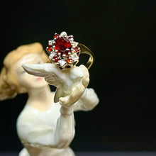 Carica l&#39;immagine nel visualizzatore di Gallery, Anello vintage in oro con granati rosso vivo e brillanti
