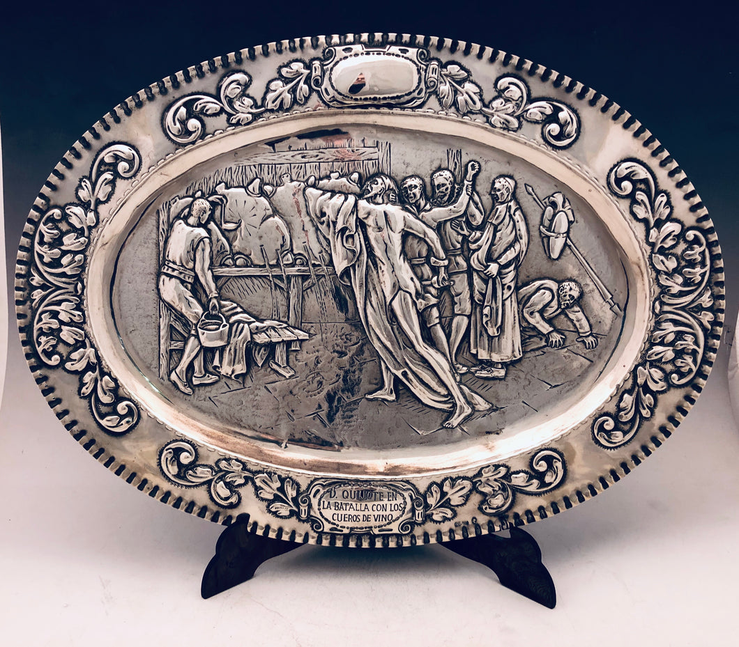 Piatto da parata in argento raffigurante “Don Chisciotte che infilza gli orci” Spagna primi ‘900