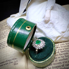 Carica l&#39;immagine nel visualizzatore di Gallery, Anello vintage con montatura fogliata e smeraldo
