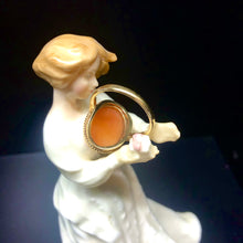 Carica l&#39;immagine nel visualizzatore di Gallery, Anello vintage in oro con bel cammeo raffigurante le tre grazie
