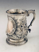 Carica l&#39;immagine nel visualizzatore di Gallery, Boccale inglese antico in argento sbalzato con manico a doppio ricciolo. John Swift Londra 1761
