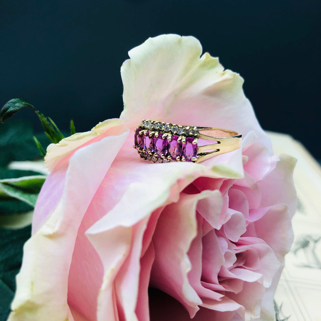 Anello vintage inglese in oro giallo romantico con zaffiri rosa e diamanti