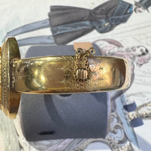 Carica l&#39;immagine nel visualizzatore di Gallery, Antico bracciale borbonico in oro giallo acceso e con turchese centrale
