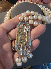 Carica l&#39;immagine nel visualizzatore di Gallery, Collana Art Decò a tre fili di perle con chiusura in oro e diamanti
