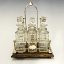 Carica l&#39;immagine nel visualizzatore di Gallery, Antica oliera vittoriana a 6 bottiglie con base in rovere
