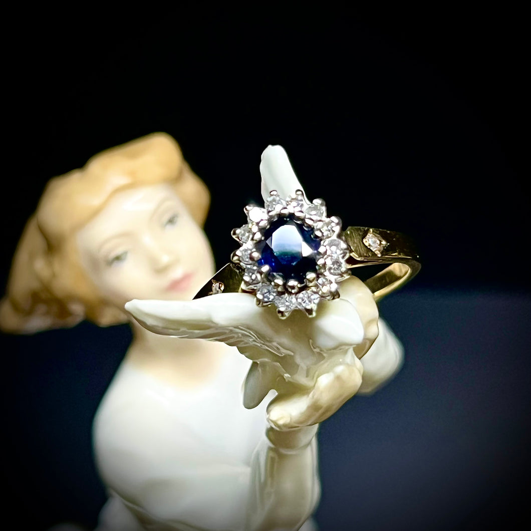 Anello vintage a margherita con zaffiro e diamanti