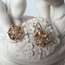 Carica l&#39;immagine nel visualizzatore di Gallery, Orecchini a fiore con diamanti a rosetta
