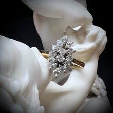 Carica l&#39;immagine nel visualizzatore di Gallery, Anello in oro 18 carati con diamanti disposti a losanga
