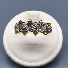 Carica l&#39;immagine nel visualizzatore di Gallery, Particolare anello a fascia con serpentina di diamanti e zaffiri gialli nelle anse
