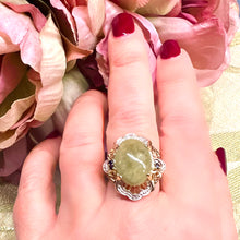 Carica l&#39;immagine nel visualizzatore di Gallery, Grande anello vintage con giada, diamanti e zaffiri
