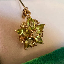 Carica l&#39;immagine nel visualizzatore di Gallery, Orecchini pendenti con fiore di peridoti
